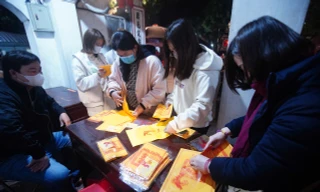 Hàng nghìn lá ấn đầu tiên được phát ở đền Trần