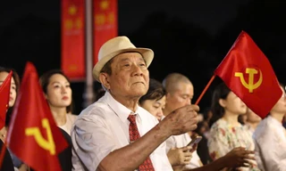 Hàng nghìn khán giả xúc động khi xem chương trình nghệ thuật 'Người là Hồ Chí Minh'