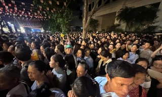 Thức xuyên đêm chờ chiêm bái xá lợi Phật