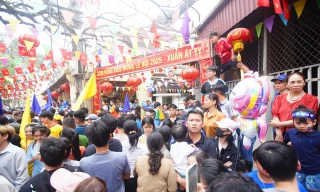 Hàng nghìn người đổ về Tây Tựu