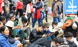 Lễ hội chùa Hương: Du khách vạ vật, thản nhiên chơi bài trên thuyền