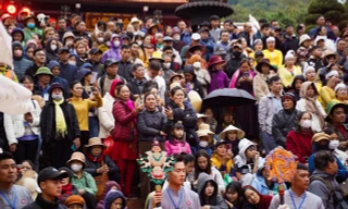 Biển người đội mưa khai hội chùa Hương