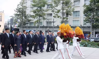 Lãnh đạo Đảng, Nhà nước dâng hương tưởng nhớ Chủ tịch Hồ Chí Minh và Chủ tịch Tôn Đức Thắng