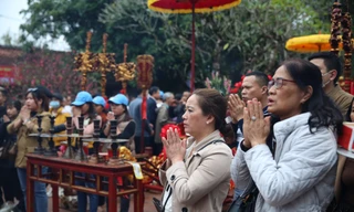 Dòng người vội vã đổ về khai ấn đền Trần