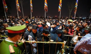 Cảnh tượng người dân trèo rào, xô đẩy và ùa vào đền Trần sau lễ khai ấn 