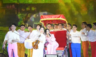 Toàn cảnh 'Hà Nội - Bản hùng ca phố' tái hiện mùa thu náo nức tiếp quản Thủ đô