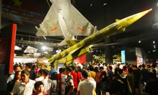 Hàng nghìn người đổ về Bảo tàng Lịch sử Quân sự Việt Nam trong ngày đại lễ 30/4