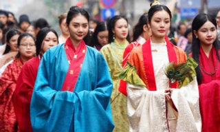 Màn diễu hành cổ phục chưa từng có trên phố Hà Nội