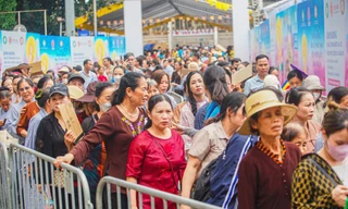 Người dân xếp hàng cả cây số để vào chùa Quán Sứ