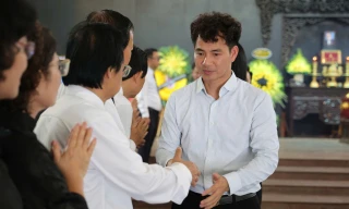 NSND Xuân Bắc và đồng nghiệp tiễn đưa PGS.TS Nguyễn Lân Cường về nơi an nghỉ