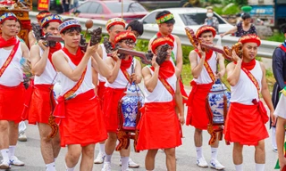 Nghi lễ độc đáo yêu cầu trai tráng mặc váy 