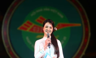 Á hậu Thụy Vân ngâm thơ tại đêm thơ Hoàng thành Thăng Long