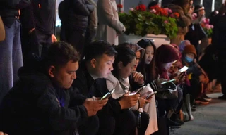 Lướt điện thoại, trắng đêm chờ lấy ấn đền Trần