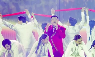 NSND Tự Long, Hòa Minzy khiến khán giả xúc động