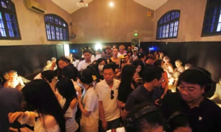 Nhà tù Hỏa Lò đông nghịt, khách nhích từng bước