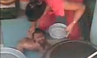 Xác định danh tính bảo mẫu hành hạ cháu bé