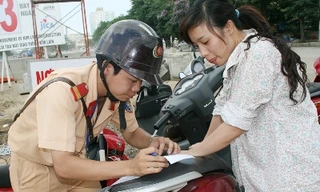 ‘Tước quân tịch CSGT, cách chức Chủ tịch phường’