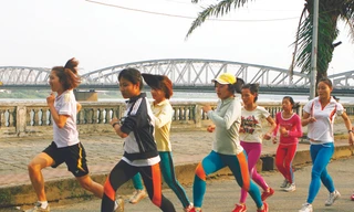 Các VĐV nữ Vĩnh Phúc tập luyện bên dòng Hương giang Ảnh: Hồng Vĩnh