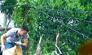 Các đối tượng đang "rút ruột" xe bồn chở xăng dầu