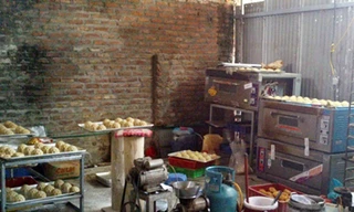 Bánh được chế biến, bảo quản trong điều kiện không đảm bảo vệ sinh
