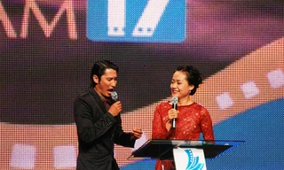 Huy Khánh pha trò trong lễ bế mạc. Ảnh: Hoàng Tuấn