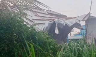 Mưa lớn gió giật mạnh, gần chục căn nhà ở Lâm Đồng bị tốc mái