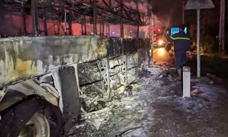 Xe khách cháy trơ khung trên quốc lộ, 27 hành khách thoát nạn trong gang tấc