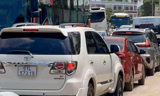 Mũi Né ùn tắc khi du khách đổ xô đi biển Lâm Đồng