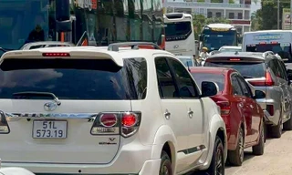 Mũi Né ùn tắc khi du khách đổ xô đi biển Lâm Đồng