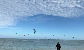 Du khách mê tít lướt ván diều ở biển Ninh Thuận 