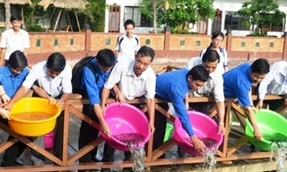 Thả cá giống vào hồ câu