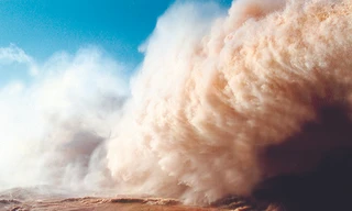 Thủy điện Hòa Bình xả nước. Ảnh tư liệu: Hồng Vĩnh