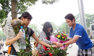 Khánh cùng hai bạn nữ trong lớp K56 Xã hội học (ĐH KHXH&NV-ĐHQG Hà Nội) đang trau chuốt những bó hoa bán trước trường mình