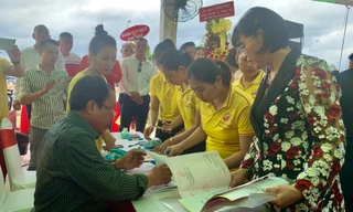 Khách hàng phấn khởi nhận 'sổ đỏ' dự án Phú Gia Huy