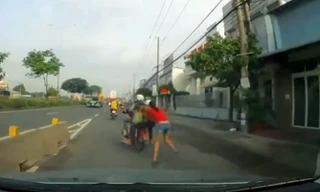 Hai tên cướp kéo lê cô gái hàng trăm mét trên đường