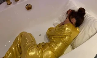 Ninh Dương Lan Ngọc ngủ gục trong bồn tắm giữa guồng quay công việc