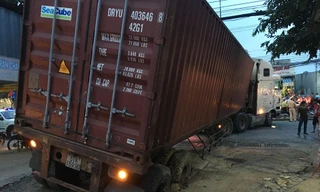 Xe container 'nằm vạ' giao thông tê liệt nhiều giờ