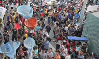 Người Sài Gòn cúng cô hồn bằng cơn 'mưa tiền' 