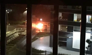 Ngọn lửa bùng lên ở chiếc xe ô tô 4 chỗ vào lúc 3 giờ sáng