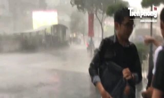 Xôn xao clip bảo vệ toà nhà Times Square đuổi người trú mưa?