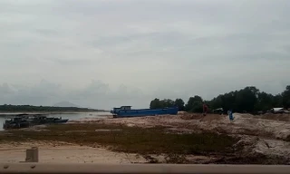 Bất lực nhìn 'cát tặc' lộng hành