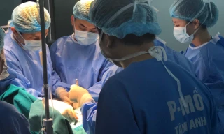 Mổ khẩn cấp cứu song thai 'tam tai' hiếm gặp trong sản khoa