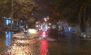 Dân Sài Gòn bì bõm lội nước giữa mùa khô