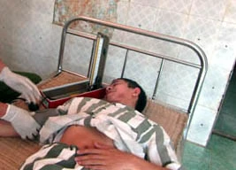 Khởi tố cán bộ để can phạm chết trong buồng giam