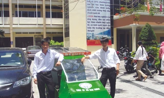 Phạm Nguyên Sơn (phải), Huỳnh Kim Trạng bên chiếc xe SC4