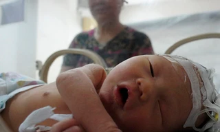 Em bé kẹt trong ống cống sẽ được trả cho mẹ đẻ