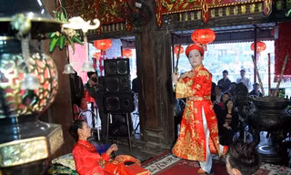 Một tiết mục trong nghi lễ chầu văn. (Ảnh: Thanh Tùng/TTXVN)