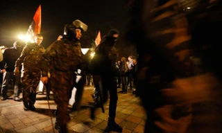 Cảnh sát hoạt động vất vả để ngăn chặn người biểu tình bao vây tòa nhà Quốc hội Ukraine.