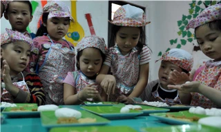Ngắm con trẻ làm bánh đón Tết Hàn thực