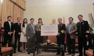 Ông Jonathan Hạnh Nguyễn và gia đình trao tiền quyên góp cho Thứ trưởng Quốc phòng, Đô đốc Nguyễn Văn Hiến.